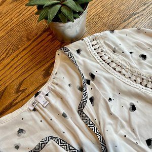 D2R White & Black Heart-Shaped Pattern Top with Lace Detailing. Small.